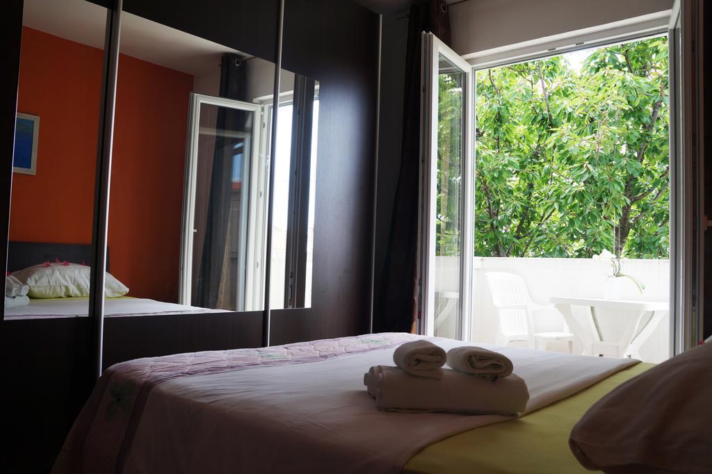 Guest House Tina Rab Town Buitenkant foto