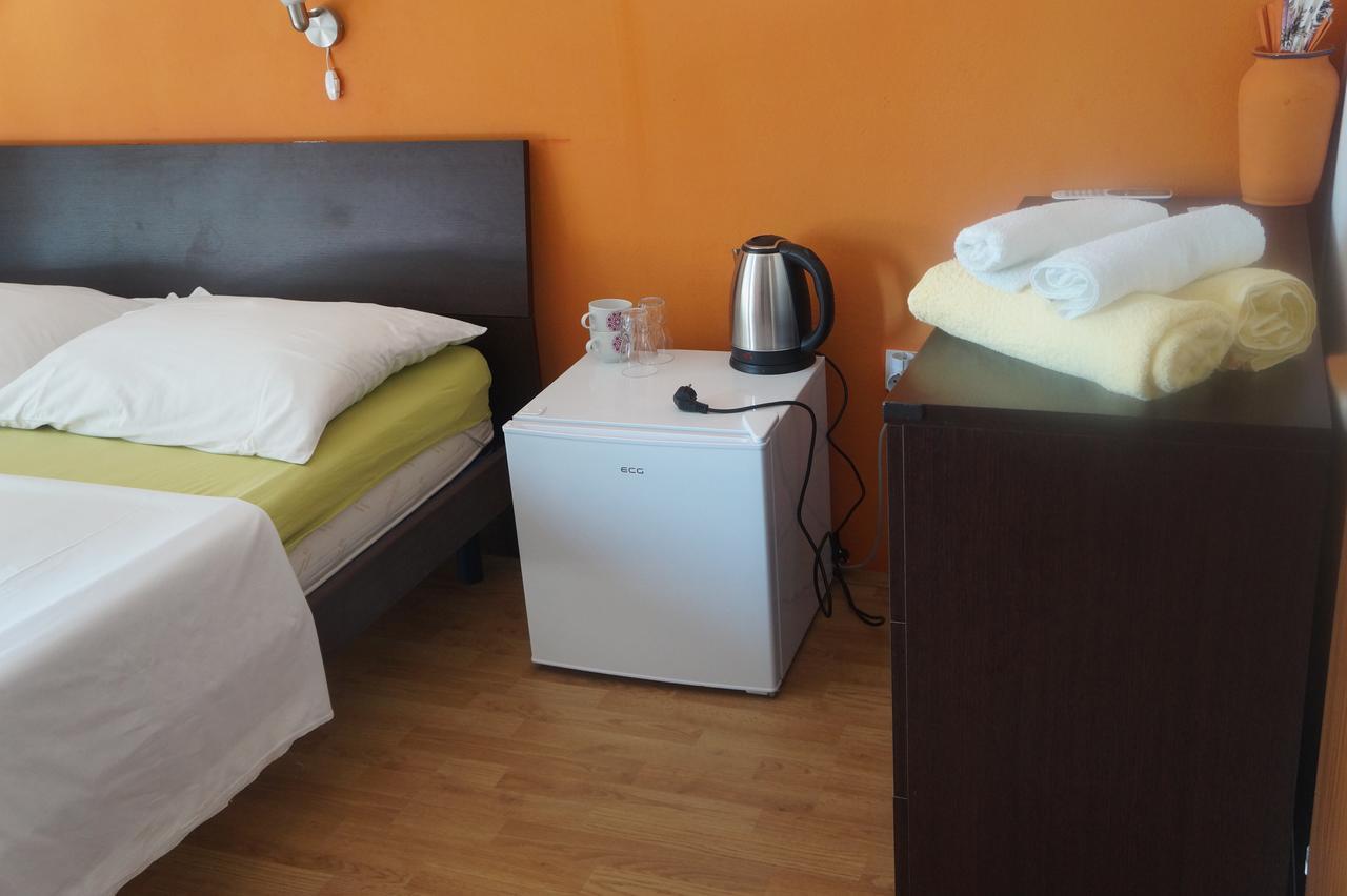 Guest House Tina Rab Town Buitenkant foto