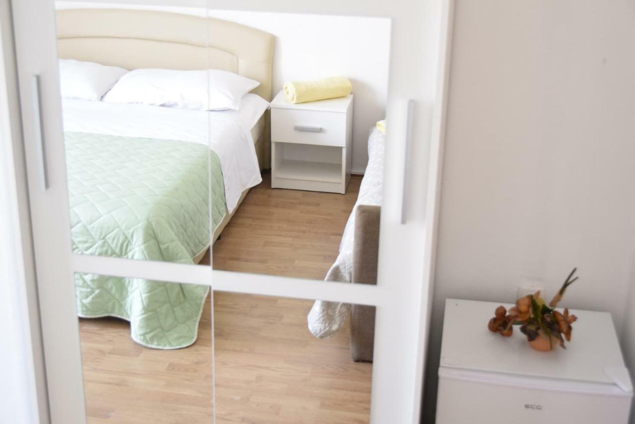 Guest House Tina Rab Town Buitenkant foto